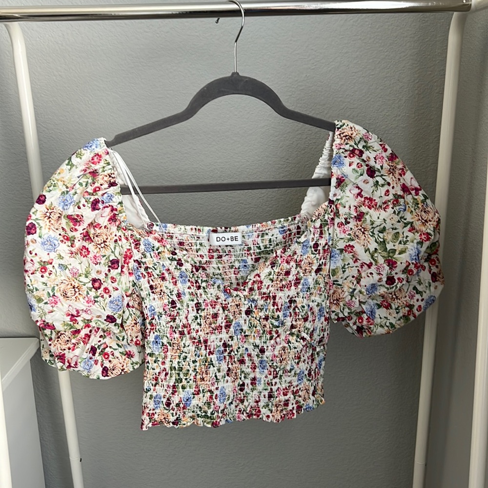 Floral puff sleeve top!